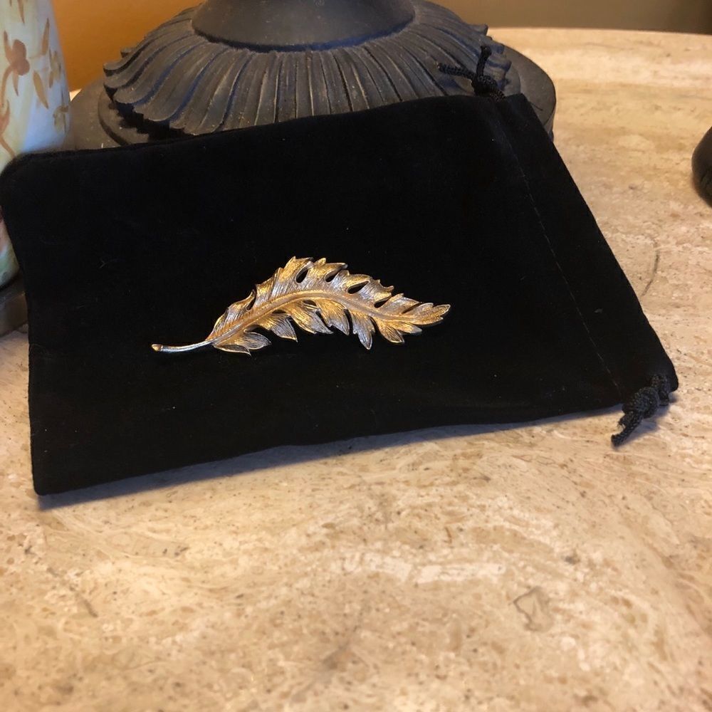 𝅺VINTAGE 1961 gold tone leaf brooch, signed Coro